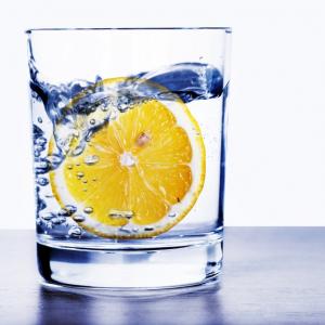 Dziewięć powodów, dla których warto pić wodę z cytryną!
